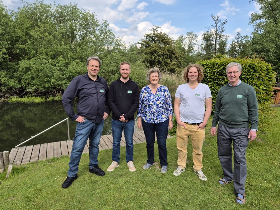 Der neue Vorstand der Grünen Bad Oldesloe 2025 Gruppenbild des Vorstandes der Grünen Bad Oldesloe, fünf Personen auf einer Wiese vor einem Fluss